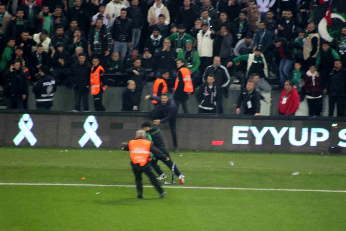 Sahaya atlayıp Kocaelispor tribününe Sakaryaspor atkısı açınca ortalık karıştı (Ek görüntü)