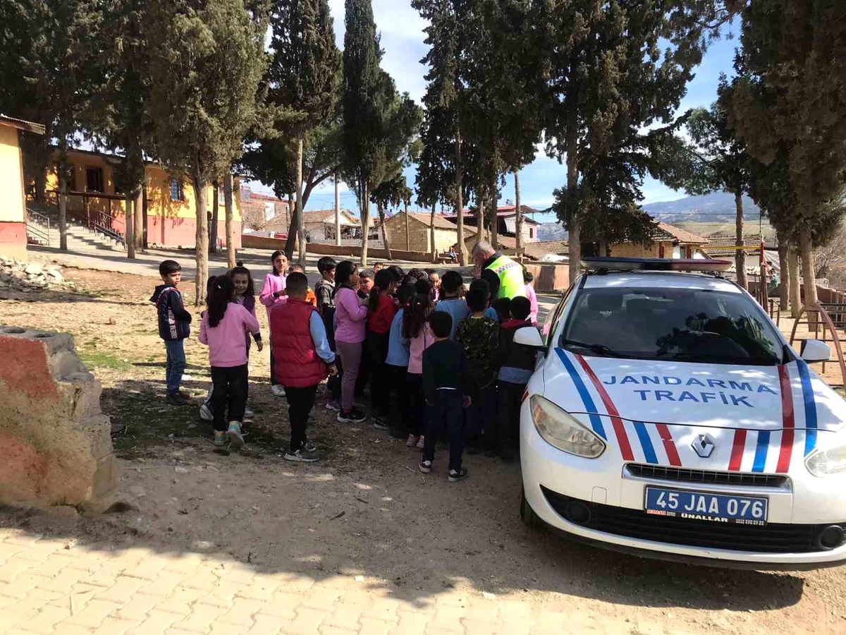 Sarıgöl jandarmasından iki mahallede trafik eğitimi