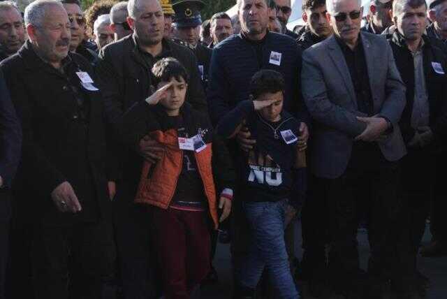 Şehidin cenazesinde tabuta sarılan 4 çocuğun feryadı yürek dağladı