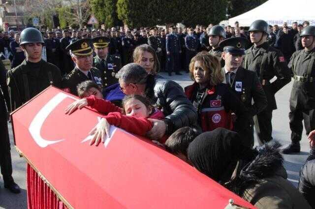 Şehidin cenazesinde tabuta sarılan 4 çocuğun feryadı yürek dağladı