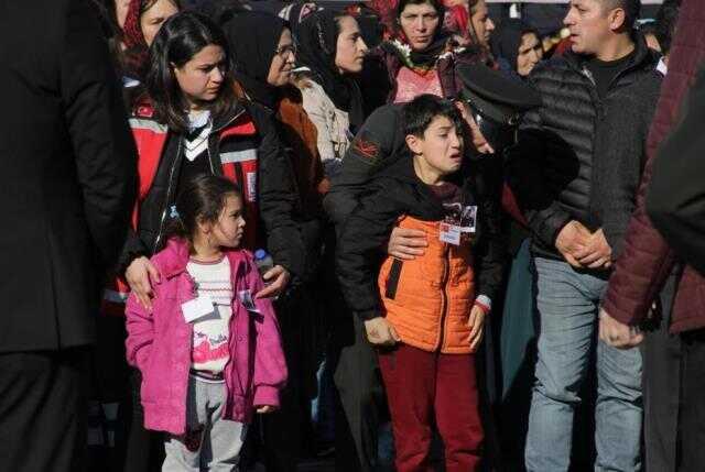 Şehidin cenazesinde tabuta sarılan 4 çocuğun feryadı yürek dağladı