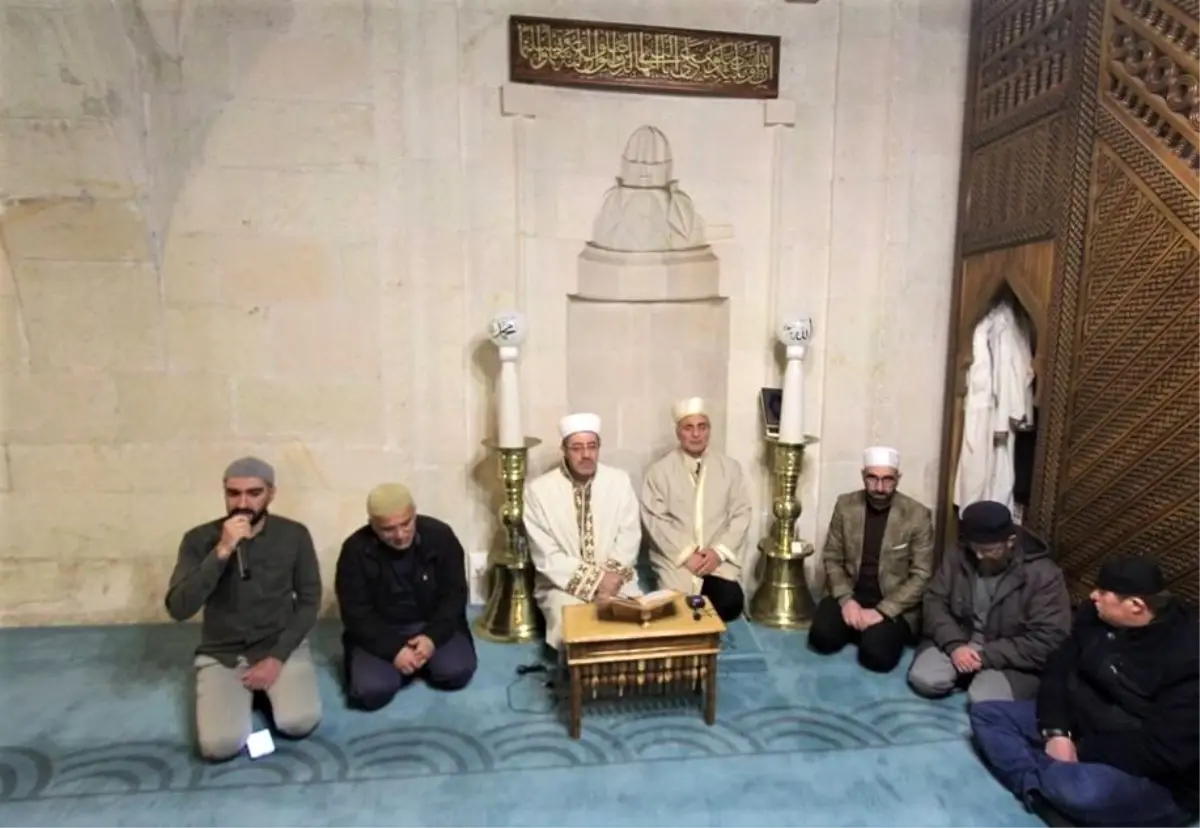 Tarihi camilerde şehitler ve depremde hayatını kaybedenler için mevlit okutuldu