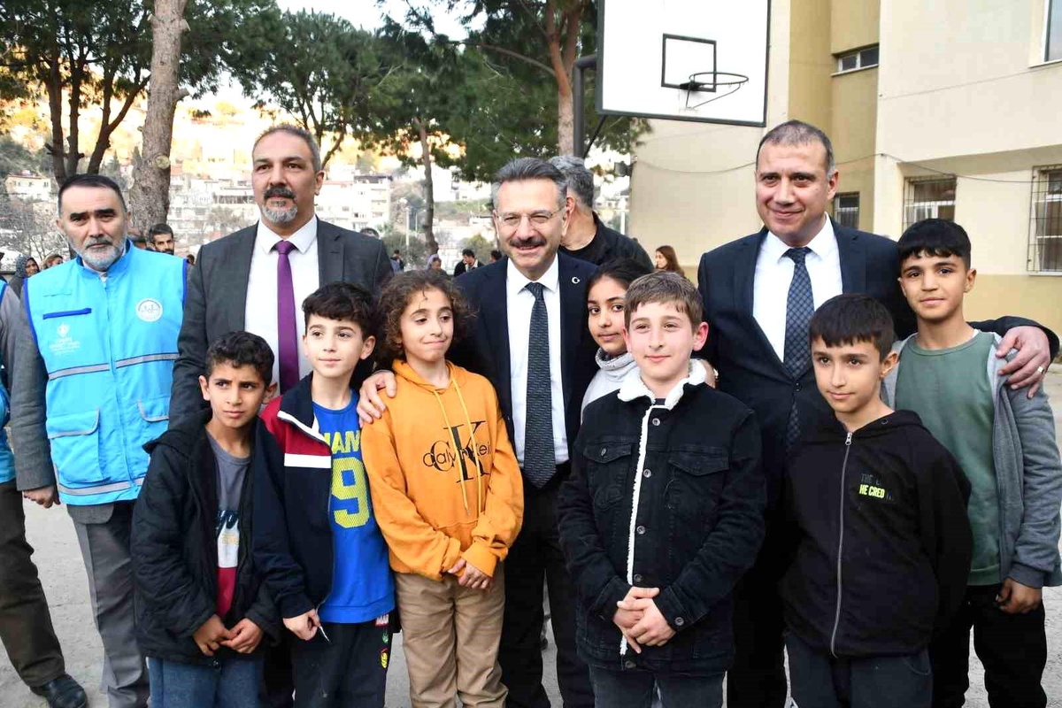 Vali Aksoy, Söke\'de konuk edilen depremzedeler ile görüştü