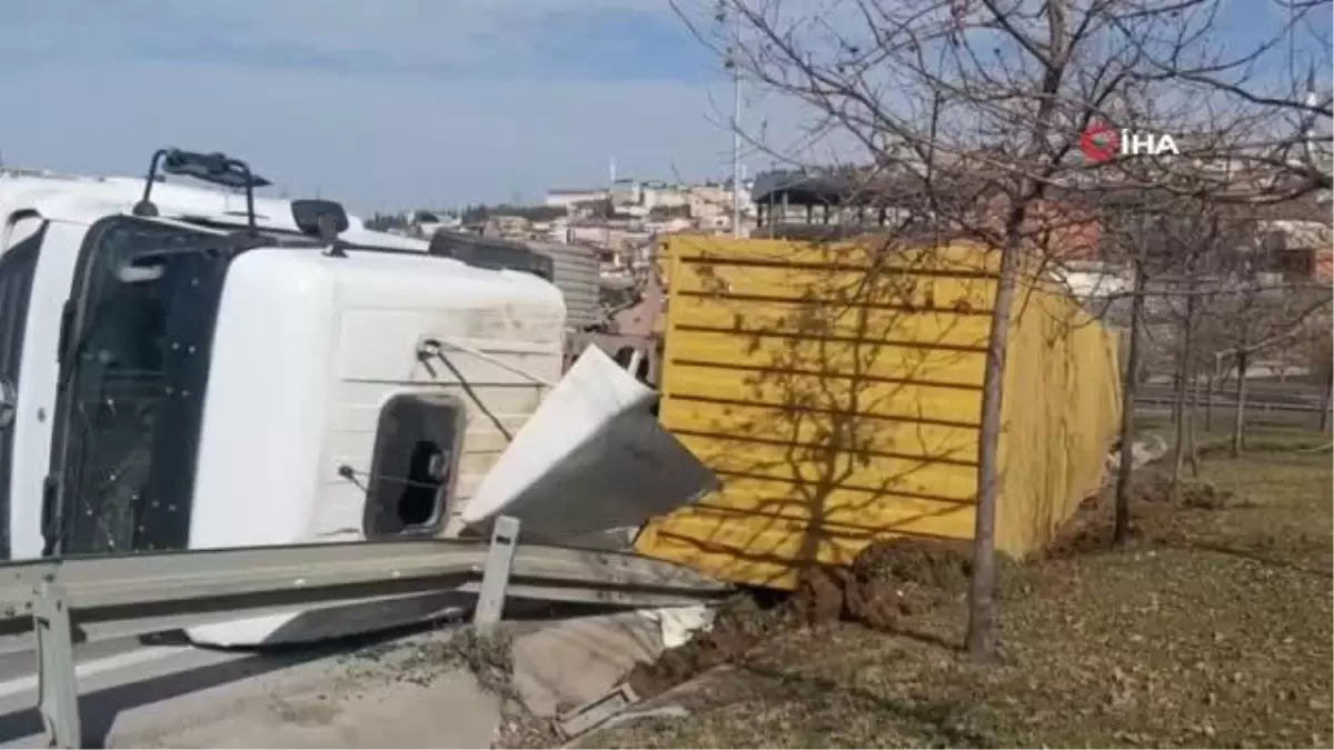 Viraja hızlı giren tır devrildi: 1 yaralı