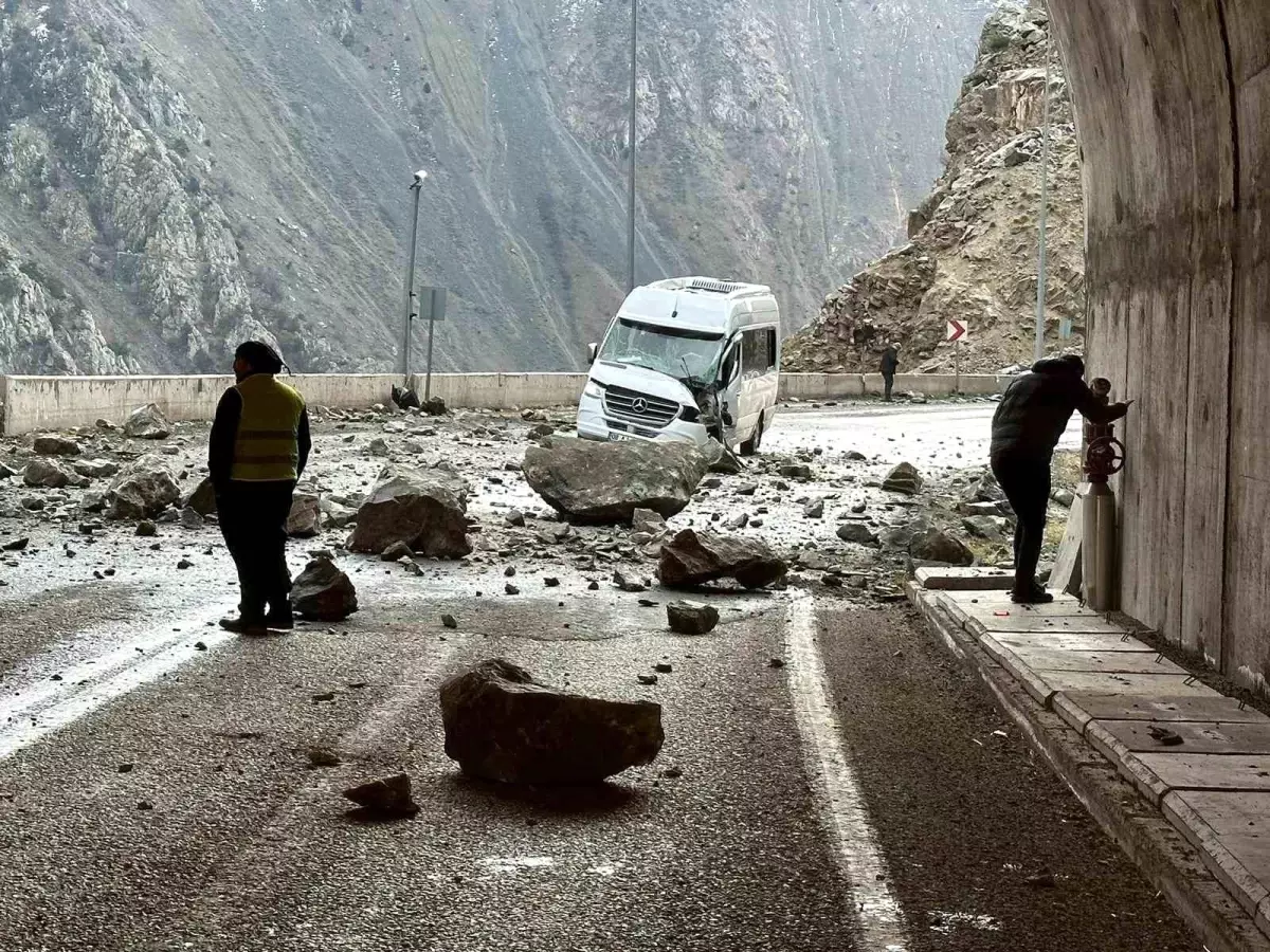 Yamaçtan kopan kayalar servis aracına isabet etti: 4 kişi yaralı