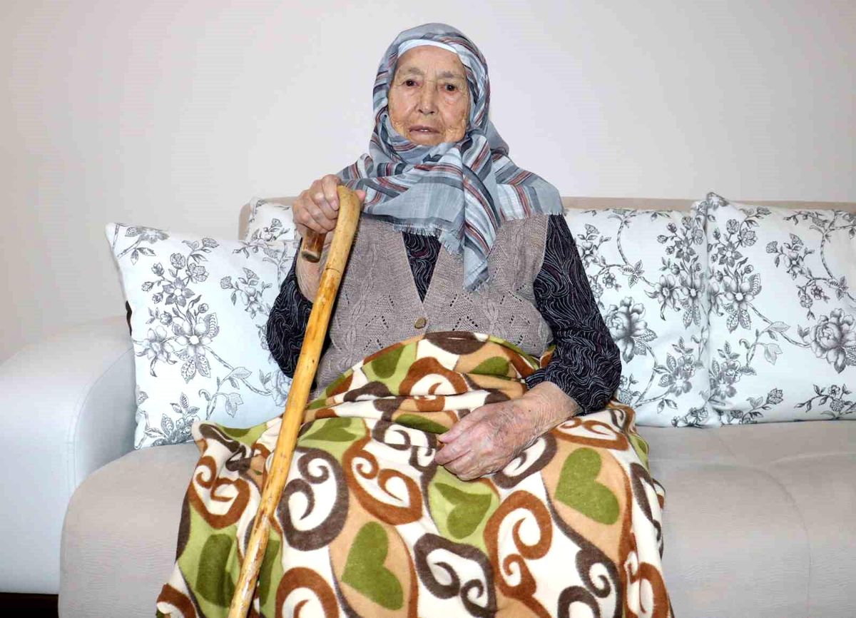 90 yaşındaki Zehra nine evinin kapılarını depremzede aileye açtı