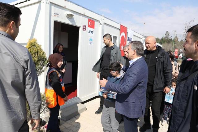 Abdullah Gül 18. günde deprem bölgesinde! Yanında AK Partili isim dikkat çekti