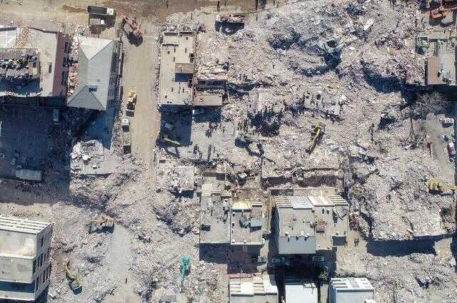 Adıyaman'da 100'den fazla kişiye mezar olan sitelerin müteahhidi tutuklandı Adıyaman'da 100'den fazla kişiye mezar olan sitelerin müteahhidi tutuklandı