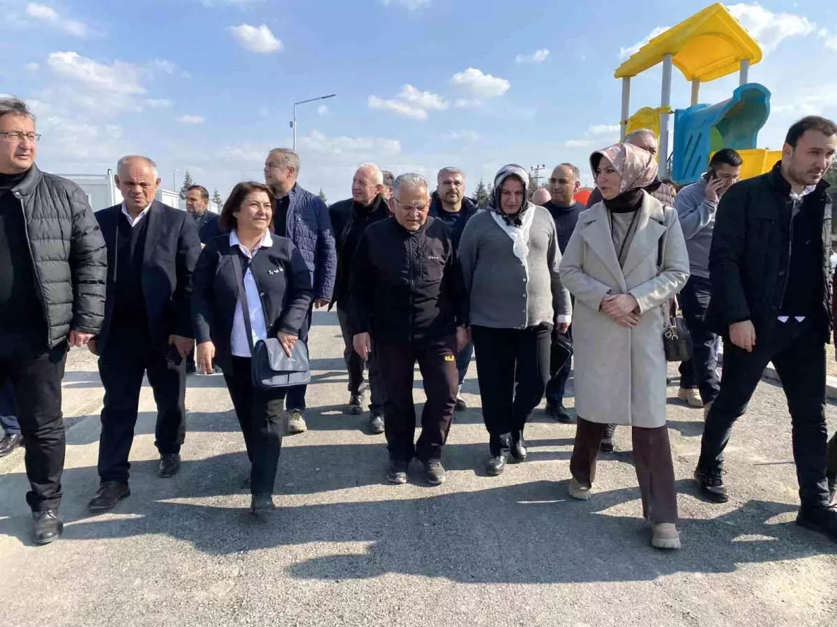 Büyükkılıç Kahramanmaraş'taki konteyner kenti ziyaret etti