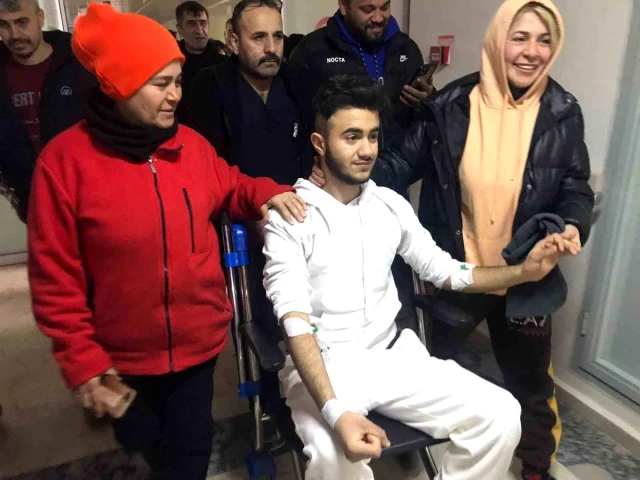 Enkaz altından 94 saat sonra kurtarılan Adnan Muhammet, Eskişehirspor'a imza atıyor