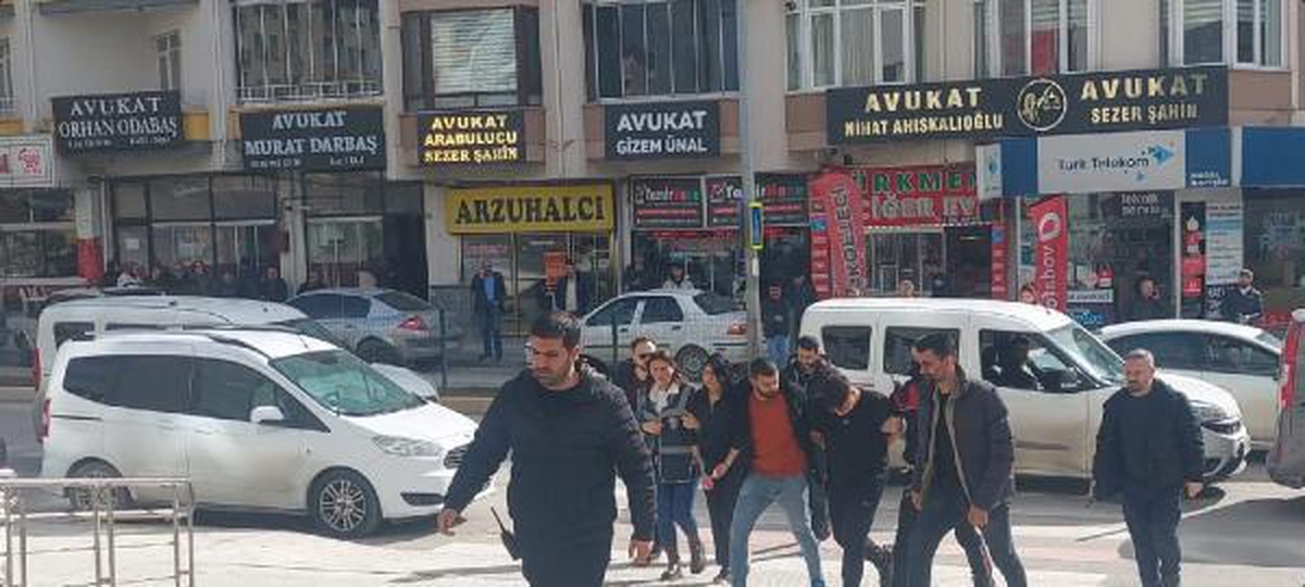 Birlikte içki içtikleri Burak\'ı öldüren 2 şüpheli, tutuklandı