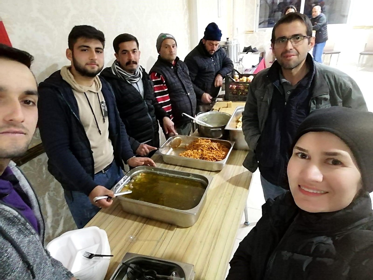 Deprem bölgesinde günde 10 bin kişilik yemek çıkarttı