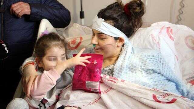 Depremde 2 çocuğunu kaybeden anne, hayatta kalan tek kızı ile hastanede buluştu! Miniğin ilk sözleri yürekleri yaktı