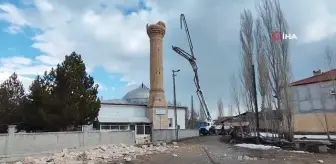 Depremde zarar gören minare böyle yıkıldı