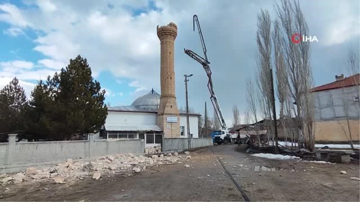 Depremde zarar gören minare böyle yıkıldı