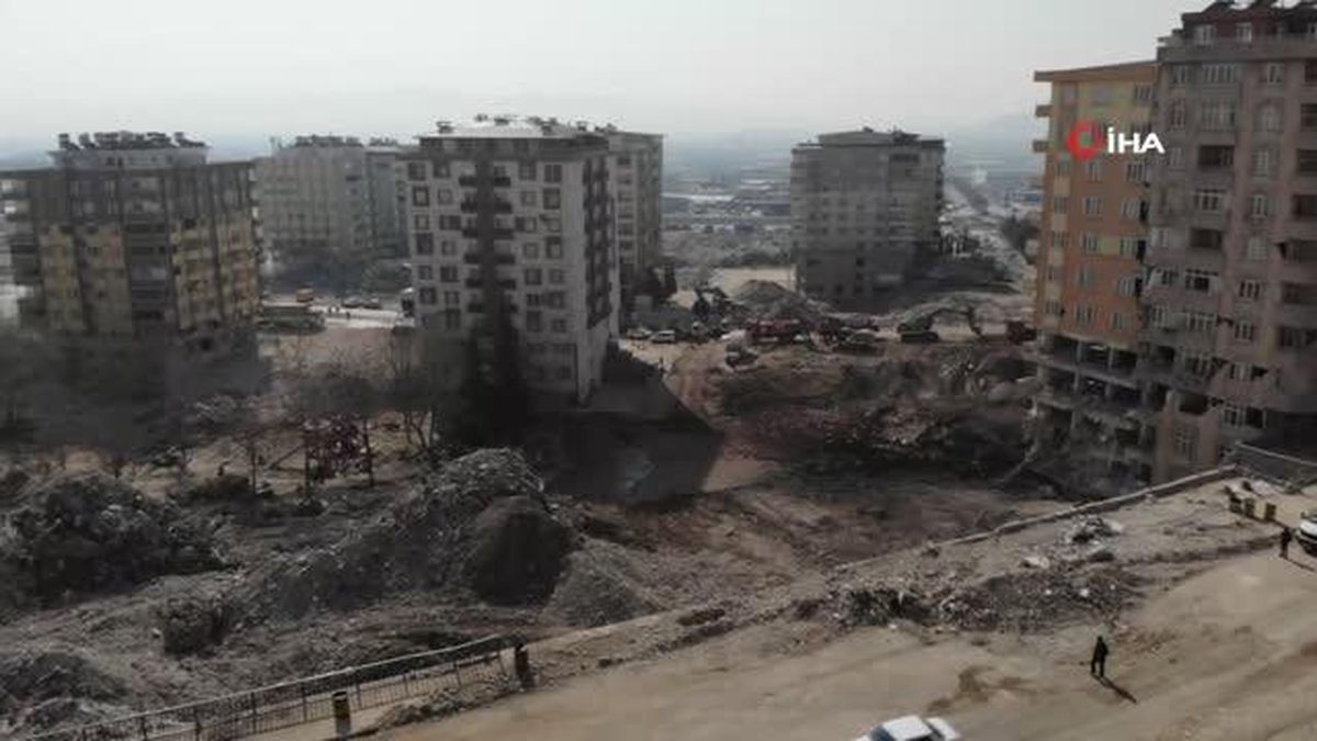 Depremin 18. gününde enkaz kaldırma çalışmaları böyle görüntülendi