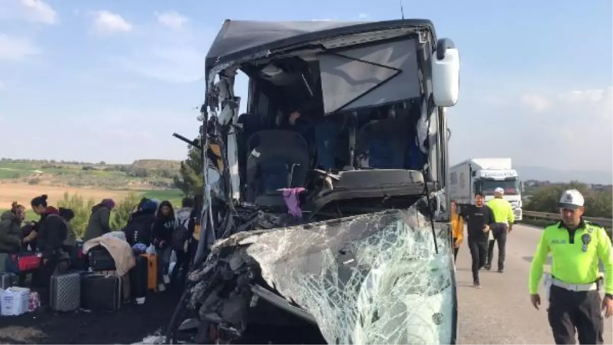 DEPREMZEDE ÖĞRENCİLERİ KONYA\'YA GÖTÜREN OTOBÜS KAMYONA ÇARPTI 2 ÖLÜ, 6 YARALI