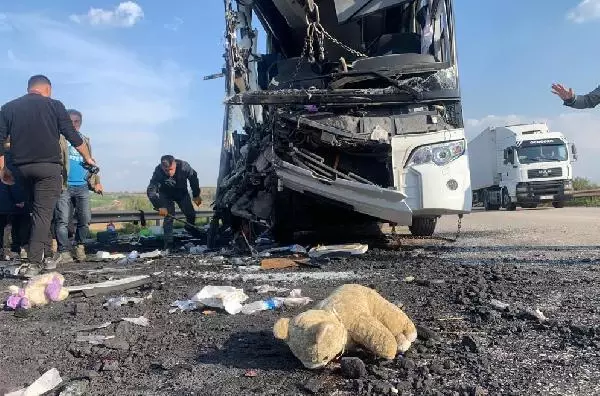 Depremzede öğrencileri Konya'ya götüren otobüs, kamyona çarptı: 2 ölü, 6 yaralı