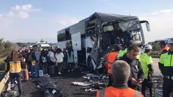 Depremzede öğrencileri Konya'ya götüren otobüs, kamyona çarptı: 2 ölü, 6 yaralı