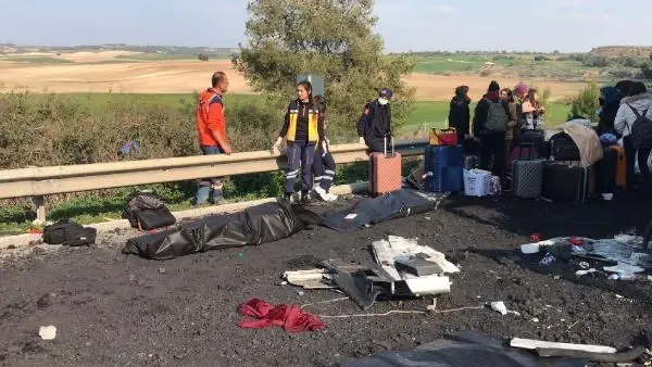 Depremzede öğrencileri Konya'ya götüren otobüs, kamyona çarptı: 2 ölü, 6 yaralı