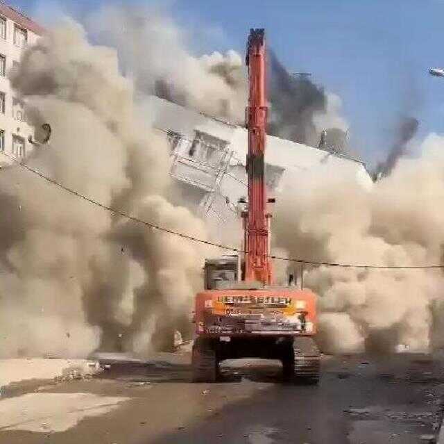 Diyarbakır'da 8 katlı bina yıkım sırasında çöktü, o anlar kamerada Diyarbakır'da 8 katlı bina yıkım sırasında çöktü, o anlar kamerada