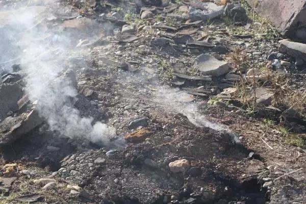DİYARBAKIR'DA DEPREM SONRASI YERİN ALTINDAN ÇIKAN DUMAN 18 GÜNDÜR TÜTÜYOR
