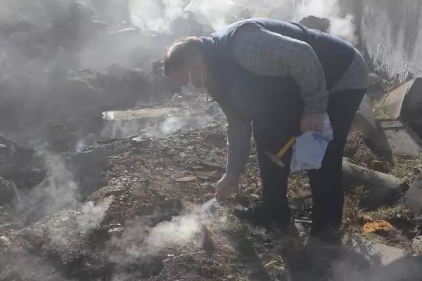 DİYARBAKIR'DA DEPREM SONRASI YERİN ALTINDAN ÇIKAN DUMAN 18 GÜNDÜR TÜTÜYOR