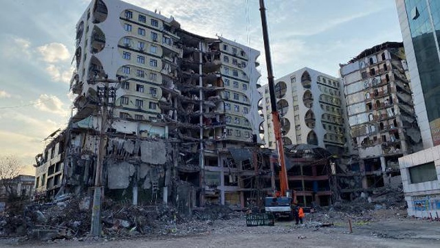 Diyarbakır'da 'delillerin toplanması' için hasarlı yapıların yıkım işlemlerinin durdurulmasına karar verildi Diyarbakır'da 'delillerin toplanması' için hasarlı yapıların yıkım işlemlerinin durdurulmasına karar verildi