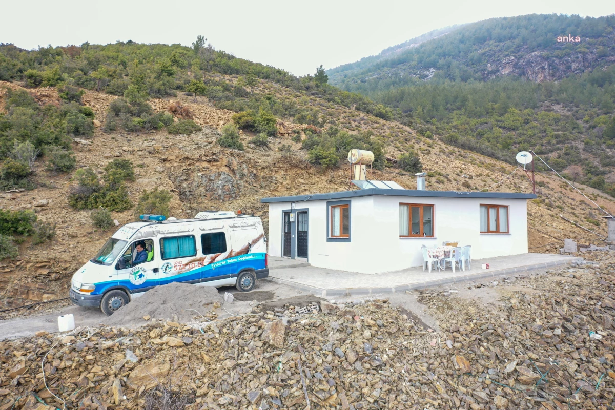 Gazipaşa Belediyesi, Yangında Evlerini Kaybeden Yıldız Ailesi\'ni Yeni Evine Kavuşturdu