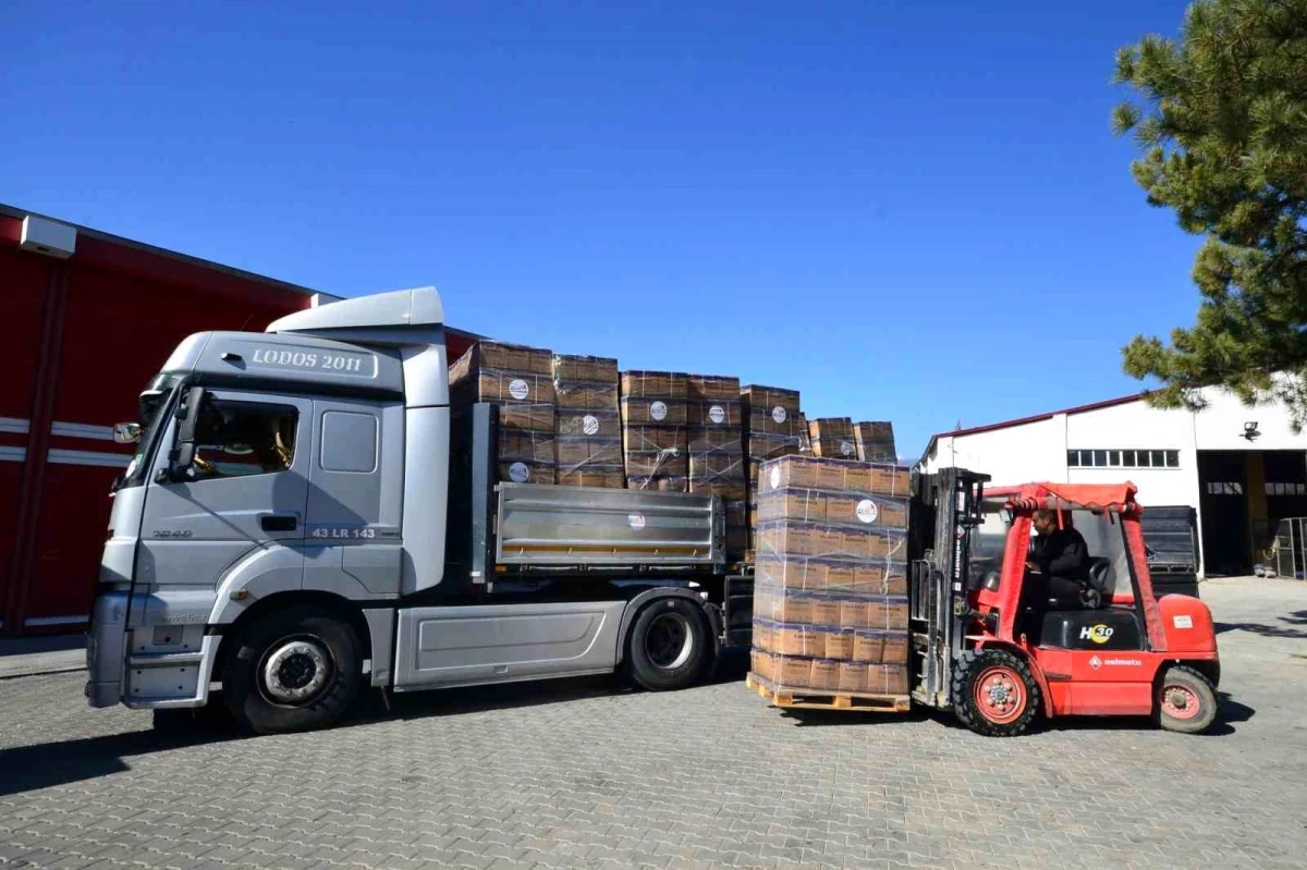 Gediz\'de depremzedeler için gıda kolisi tırı yola çıktı