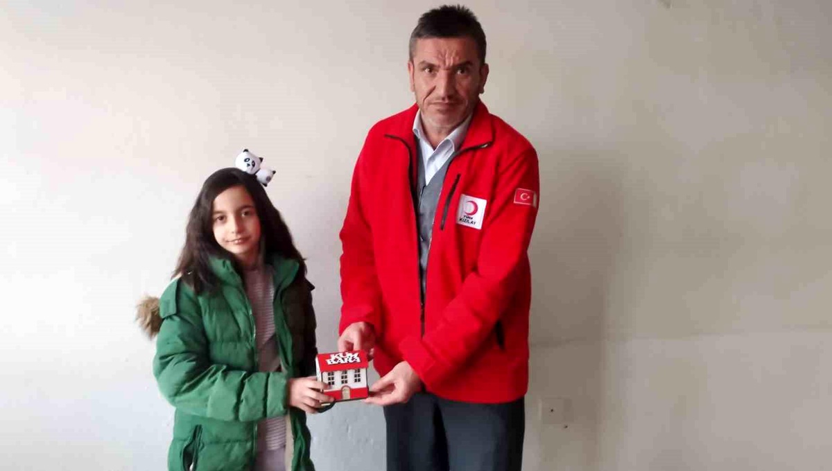 Hisarcık\'ta ilkokul öğrencisi Erva, kumbarasındaki harçlıklarını depremzedelere bağışladı