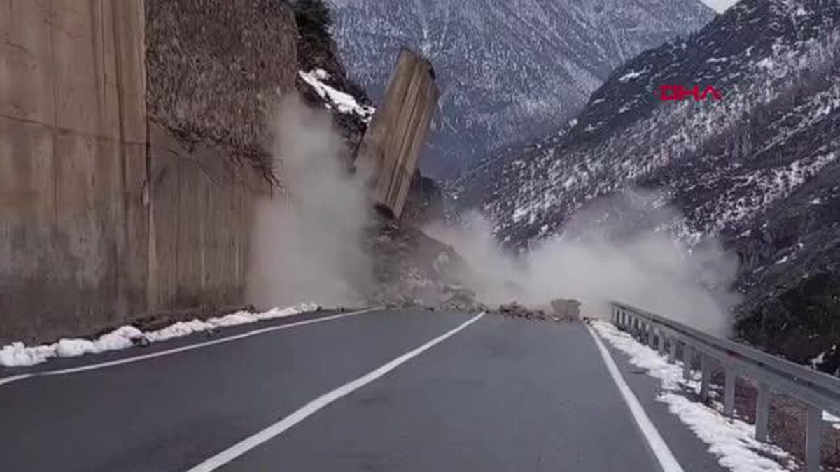 İstinat duvarının heyelanla çökme anı kamerada