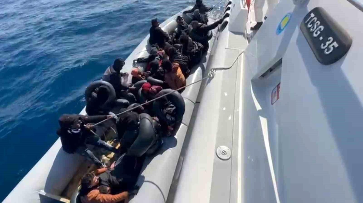 İzmir açıklarında geri itilen 30 düzensiz göçmen kurtarıldı