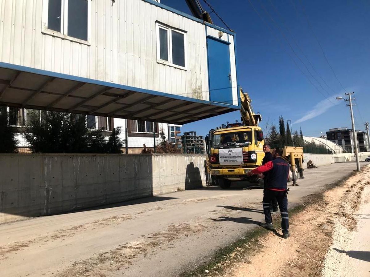 İzmit Belediyesi, Adıyaman\'da konteyner ve çadırları yerleştirmeye başladı