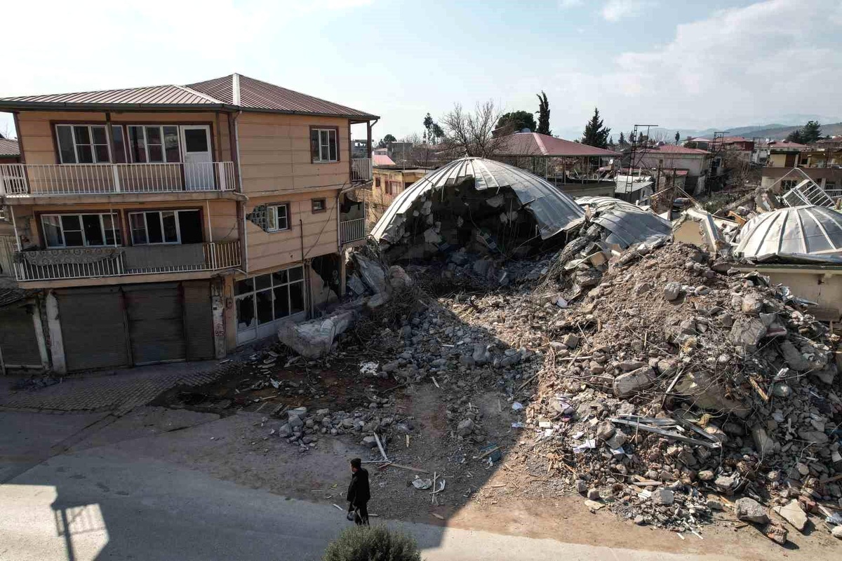 Kahramanmaraş\'taki depremde kubbesi ve minaresi yıkılan camii havadan görüntülendi