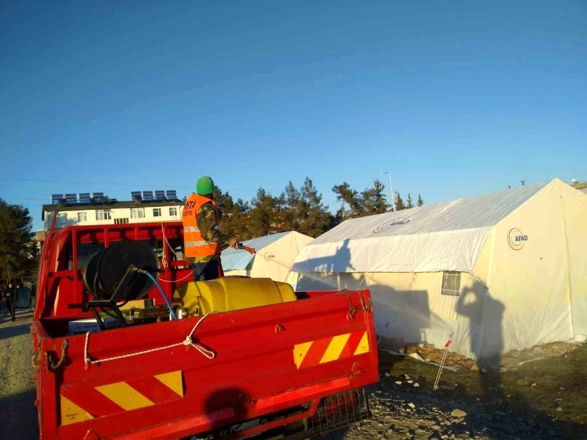 Kahta Belediyesi\'nden çadır kentte ilaçlama çalışması
