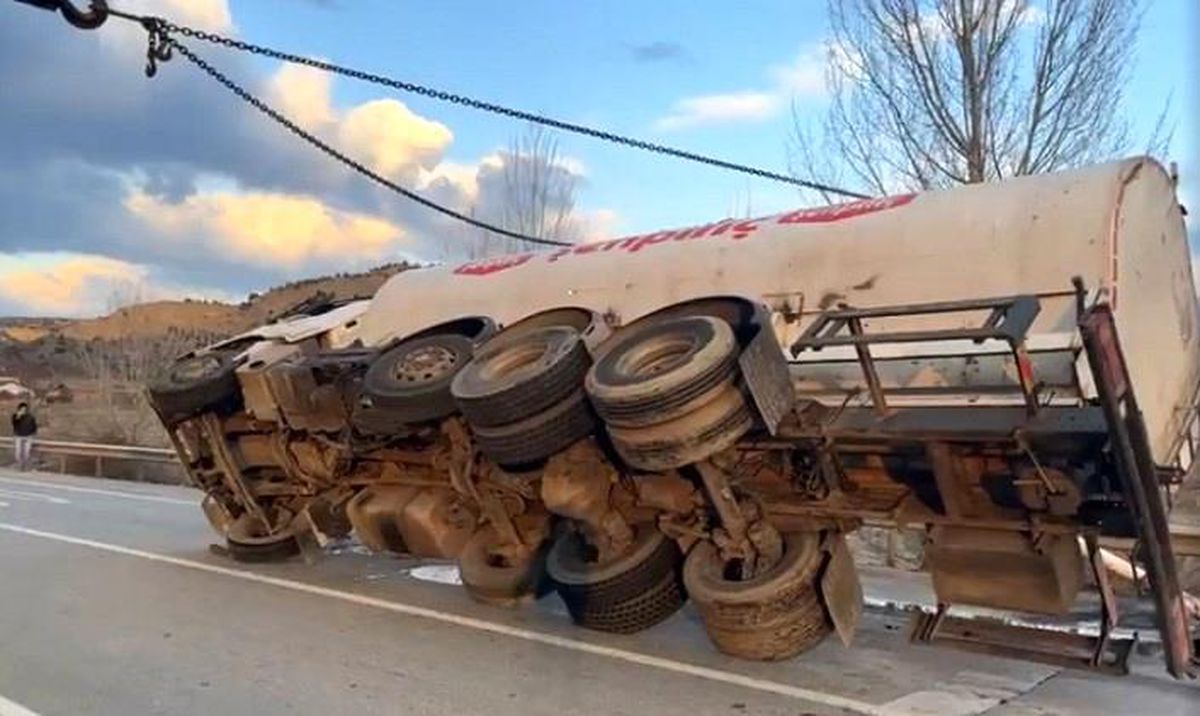 Kastamonu\'da yakıt tankeri devrildi, yol trafiğe kapandı