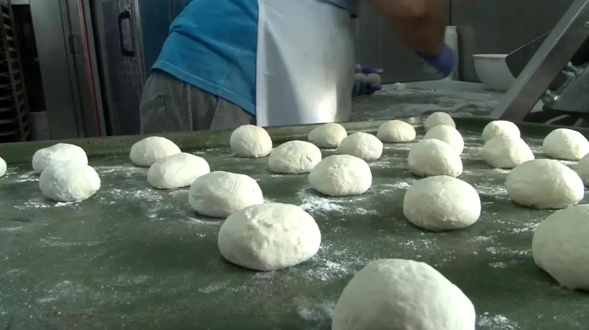 Kocaeli Büyükşehir Belediyesi Hatay'da günlük 15 bin ekmek üretiyor