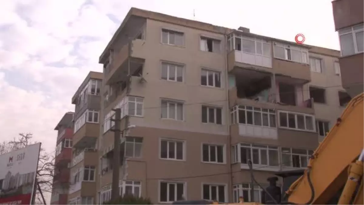 Küçükçekmece\'de mahkeme süreci biten sitenin yıkımına başlandı