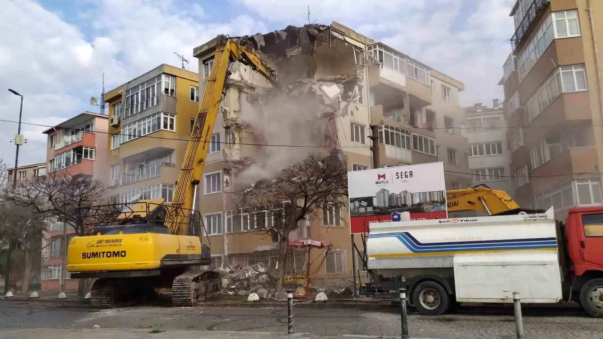 Küçükçekmece\'de mahkeme süreci biten sitenin yıkımına başlandı