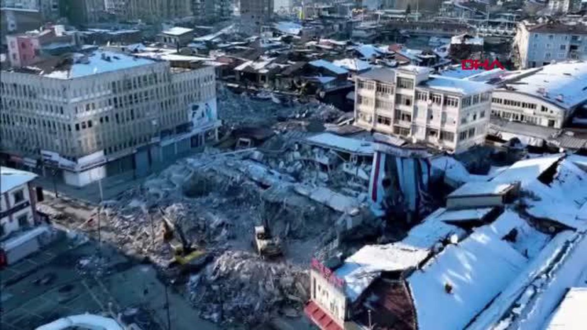 MALATYA'DA, 7.6'LIK DEPREMDE BİNALARIN ÇÖKMESİ DRON İLE KAYDEDİLDİ