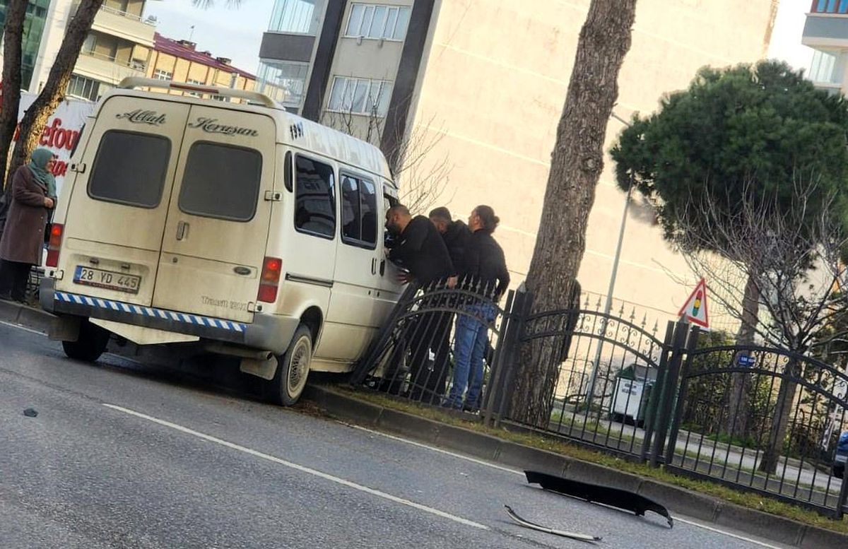 Samsun\'da minibüs refüjdeki korkuluklara çarptı: 1 yaralı