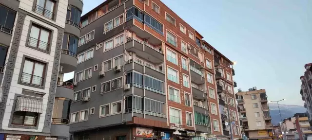 Belediyenin sürekli bağış istemesi nedeniyle sektörü bırakan müteahhidin hiçbir binası yıkılmadı