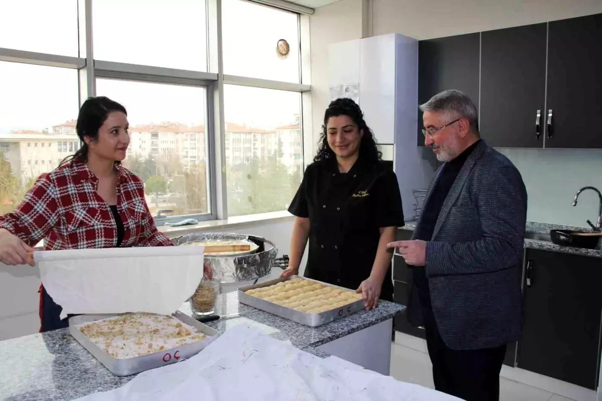 Ünlü şefin depremzedeler için kurduğu lokantaya Çorumlu kadınlardan destek