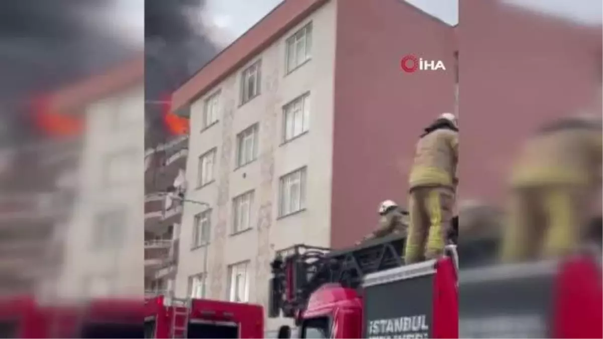 Üsküdar\'da 5 katlı binanın çatısı alevlere teslim oldu