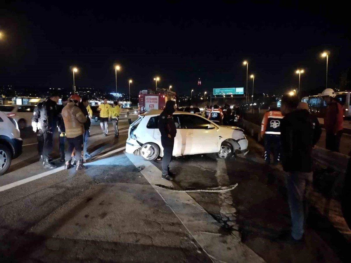 Üsküdar\'da otomobil emniyet şeridindeki araca çarptı: 1 yaralı