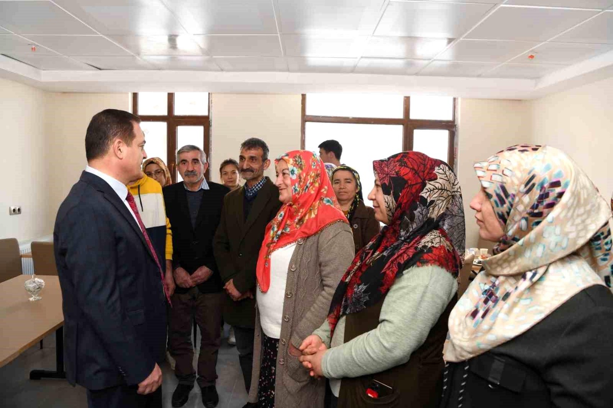 Vali Akbıyık depremzedelerle yakından ilgilendi