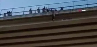 Viyadüğün korkuluklarına çıkan vatandaş aşağı atladı... O anlar kamerada