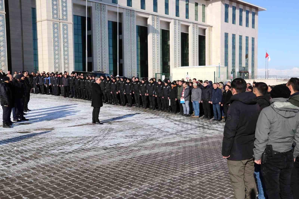 300 polis dualarla yardım için deprem bölgesine gönderildi