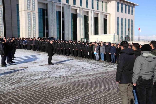 300 polis dualarla yardım için deprem bölgesine gönderildi 300 polis dualarla yardım için deprem bölgesine gönderildi